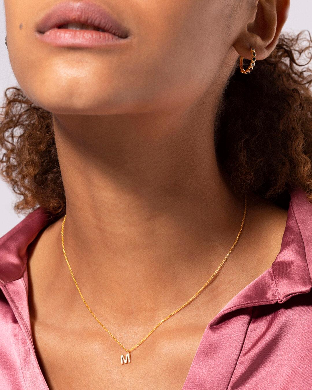 ⁦Letter M Minimal Necklace⁩ - الصورة ⁦2⁩