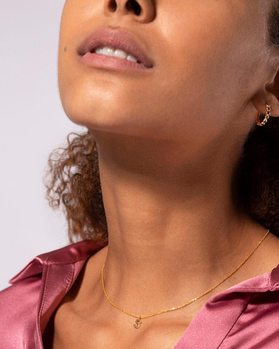⁦Letter S Minimal Necklace⁩ - الصورة ⁦3⁩